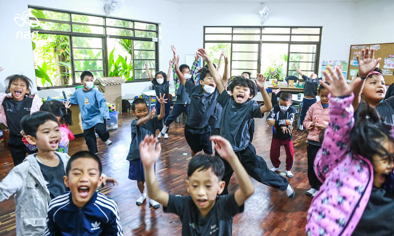 นักเรียนทั้งห้องกระโดดโลดเต้นสนุกสนานในห้องเรียน