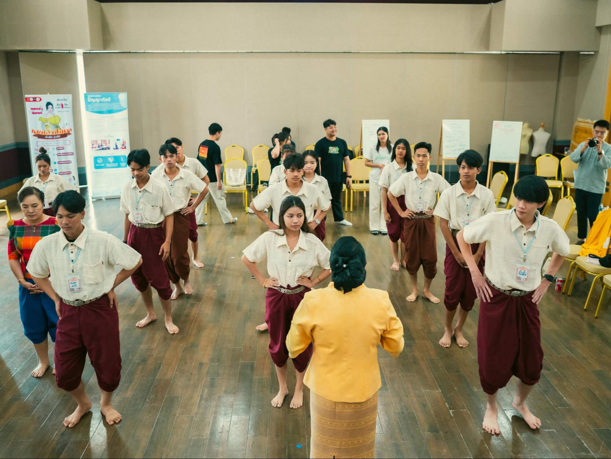 ดร.พรสวรรค์ พรดอนก่อ อาจารย์ประจำภาควิชานาฏศิลป์ ดร.พรสวรรค์ พรดอนก่อ อาจารย์ประจำภาควิชานาฏศิลป์