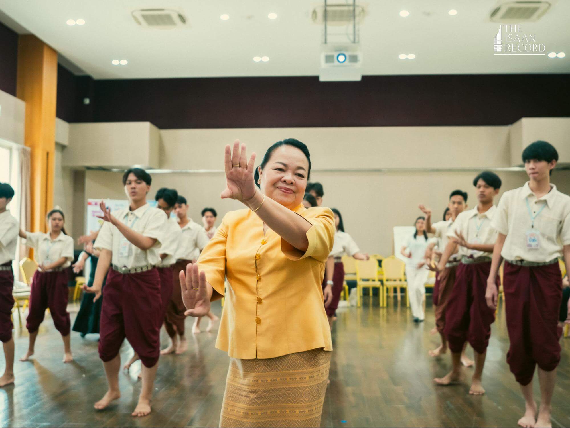 ดร.พรสวรรค์ พรดอนก่อ อาจารย์ประจำภาควิชานาฏศิลป์ ดร.พรสวรรค์ พรดอนก่อ อาจารย์ประจำภาควิชานาฏศิลป์